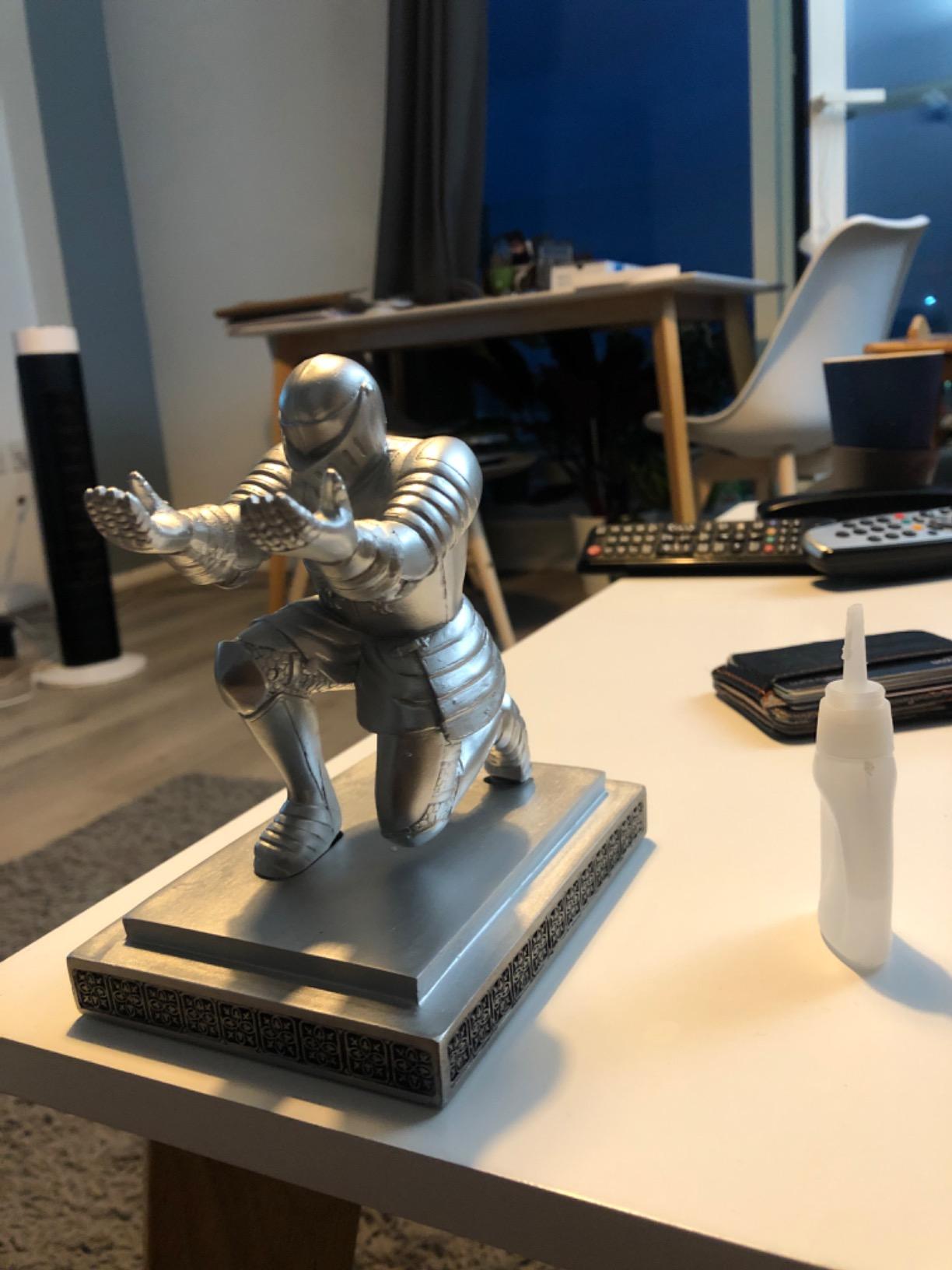 ThreeH Knight portapenne da scrivania grigio con penna