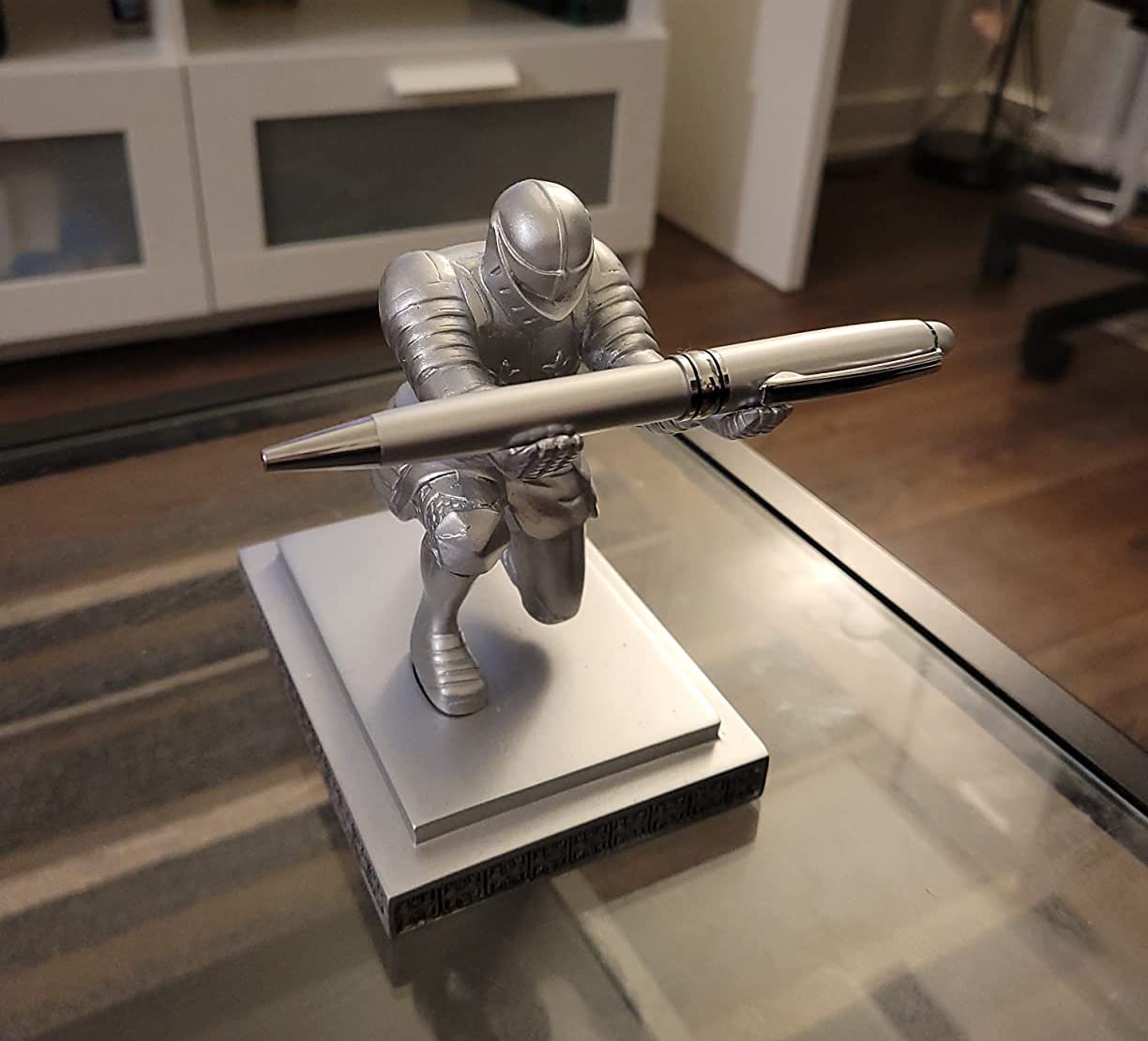 ThreeH Knight portapenne da scrivania grigio con penna